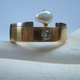 Ring geelgoud en witgoud bezet met diamant en zoetwaterparel
